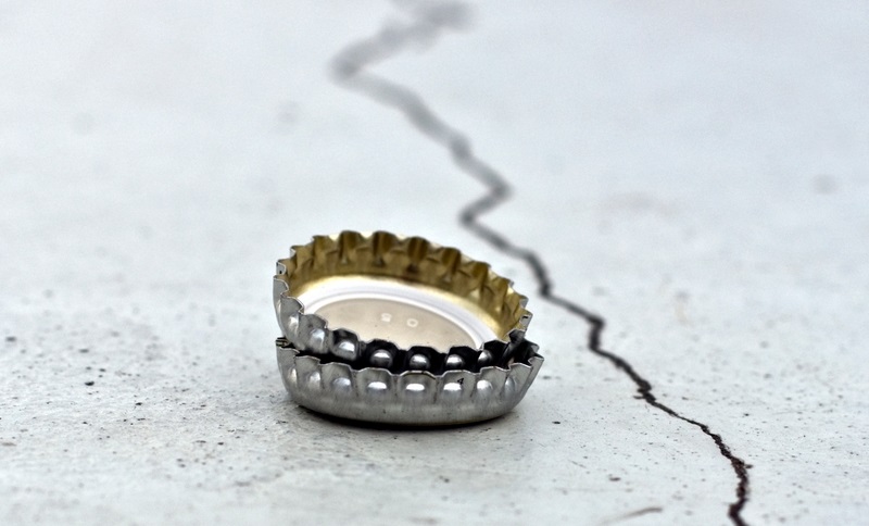 Bierkapseln am Boden