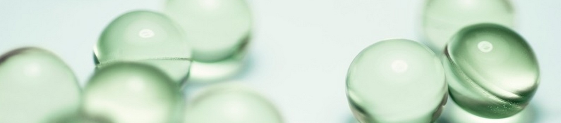 hellgrüne durchsichtige Glasperlen