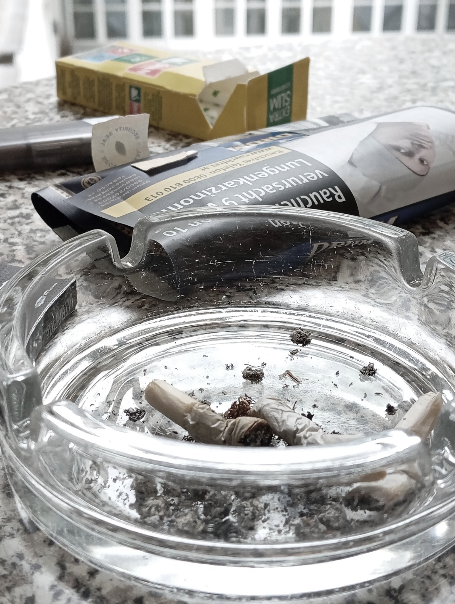 Aschenbecher und Tabak