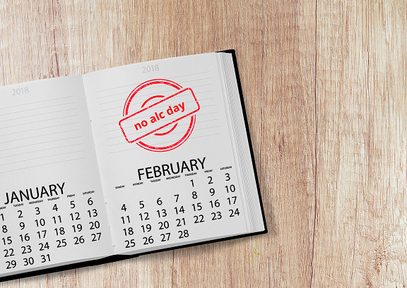 Aufgeschlagener Kalender mit Kein-Alkohol-Eintrag