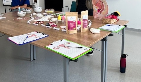 Tisch-mit-Materialien