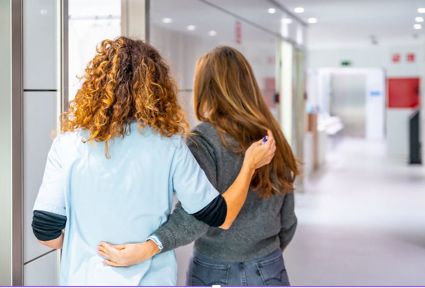 zwei Frauen von hinten nebeneinander