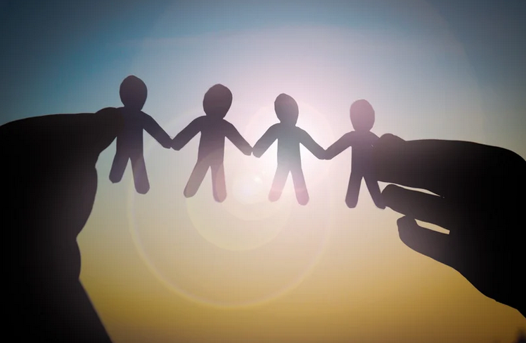 Menschenkette aus Papier