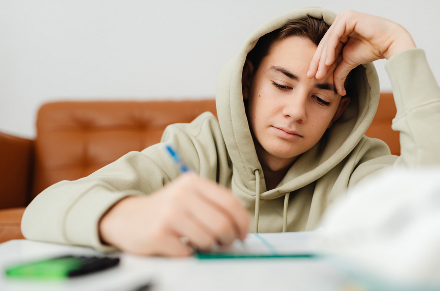 Schüler am Schreibtisch