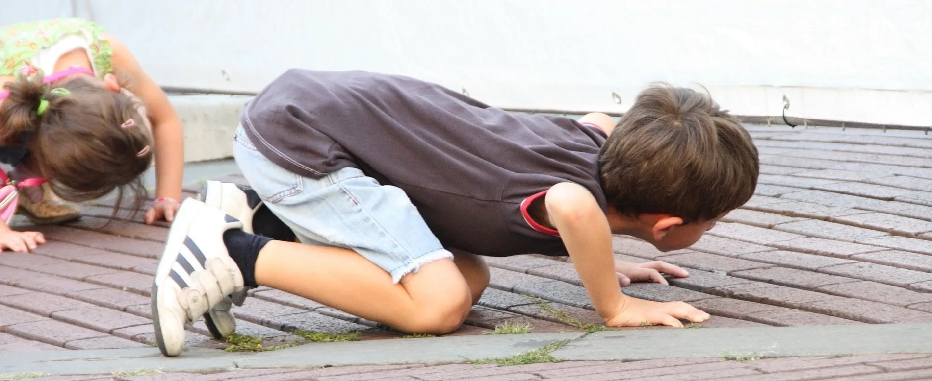 Kinder schauen unter Türspalt