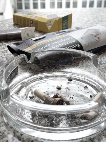 Aschenbecher und Tabak