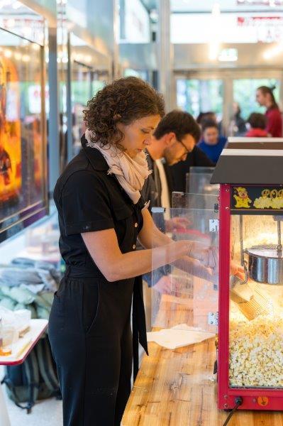 Verena mit Popcorn