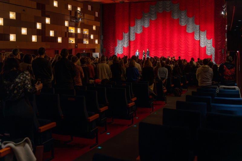 Voller Saal von hinten