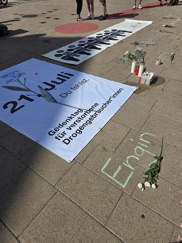 Plakat 21.Juli am Boden mit Blume